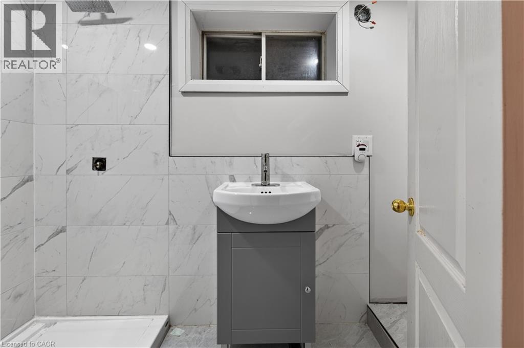 55 Francis Street, Hamilton, ON - Indoor Photo Showing Bathroom