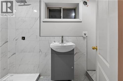 55 Francis Street, Hamilton, ON - Indoor Photo Showing Bathroom