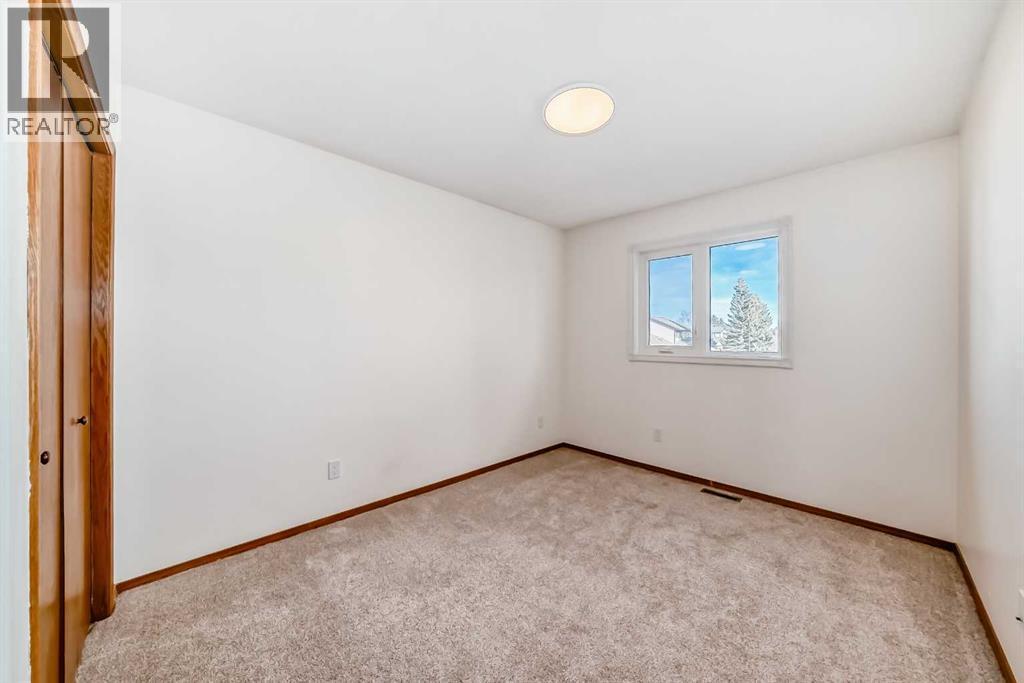 266 Edgepark Way Nw, Calgary, AB - Indoor Photo Showing Other Room