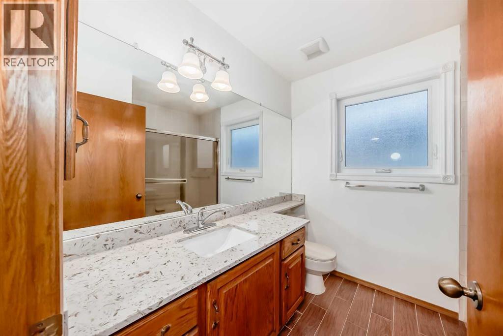 266 Edgepark Way Nw, Calgary, AB - Indoor Photo Showing Bathroom