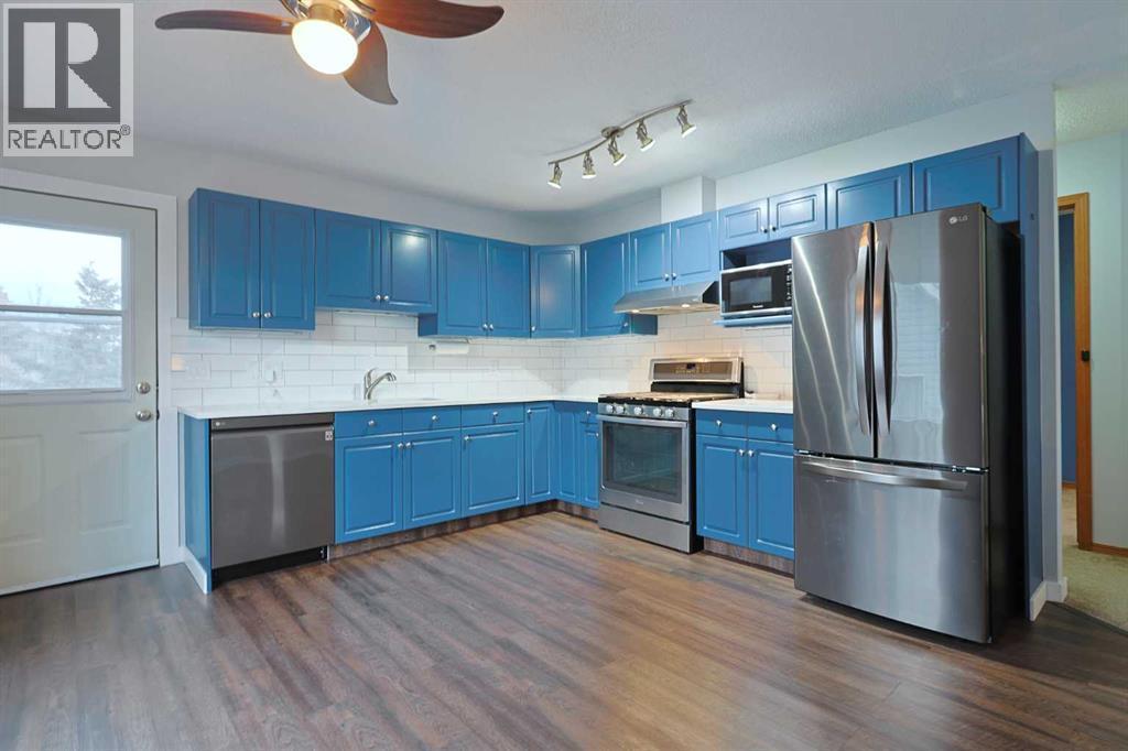 19 Sunridge Crescent Nw, Airdrie, AB - Indoor Photo Showing Kitchen With Stainless Steel Kitchen With Double Sink