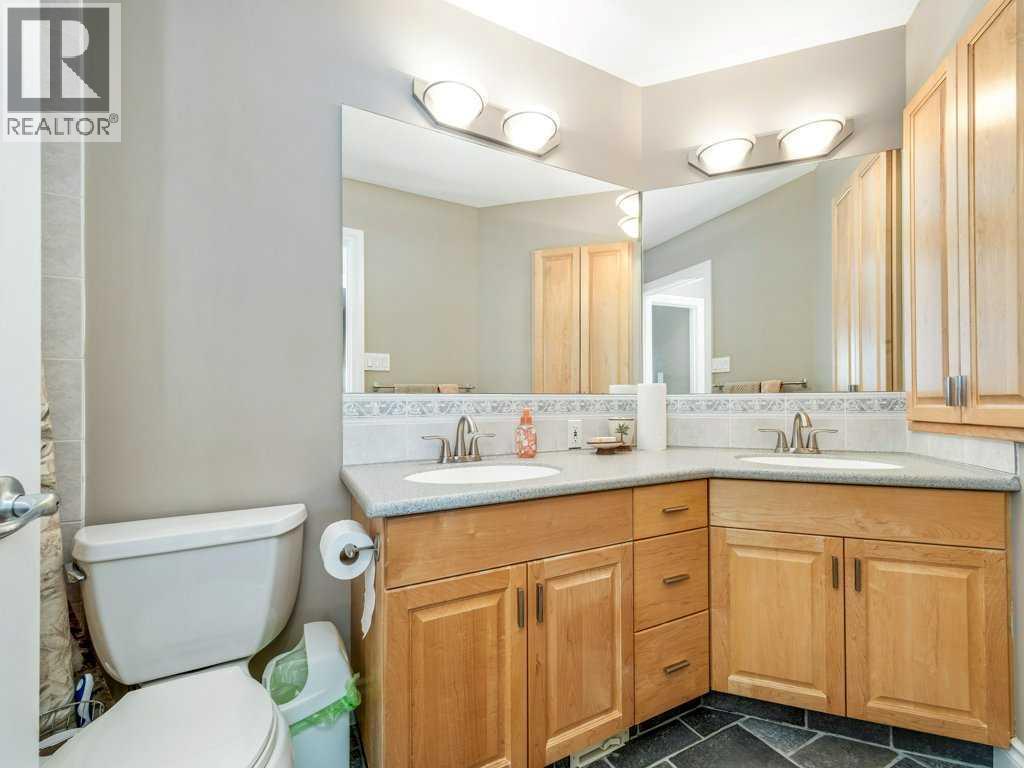 24 Fairmont Point S, Lethbridge, AB - Indoor Photo Showing Bathroom