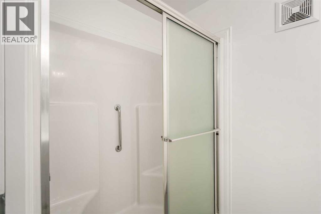 15 A Arlington Bay Se, Calgary, AB - Indoor Photo Showing Bathroom