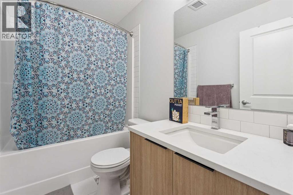 3116, 33 Carringham Gate Nw, Calgary, AB - Indoor Photo Showing Bathroom