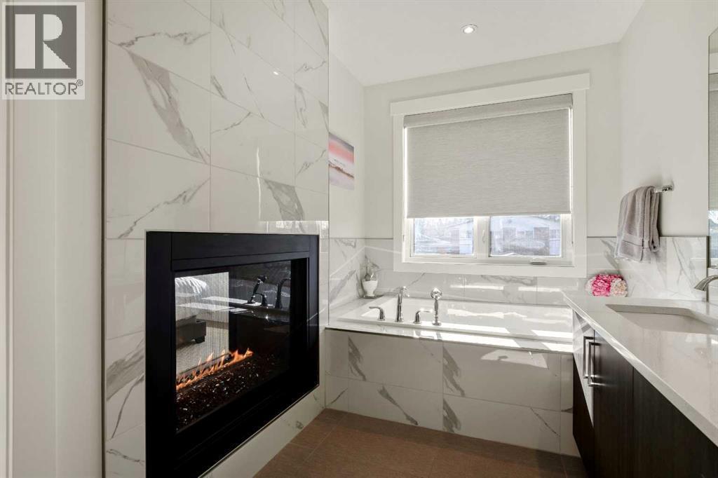 Large Jetted/Soaker Tub - 303 30 Avenue Ne, Calgary, AB - Indoor Photo Showing Bathroom