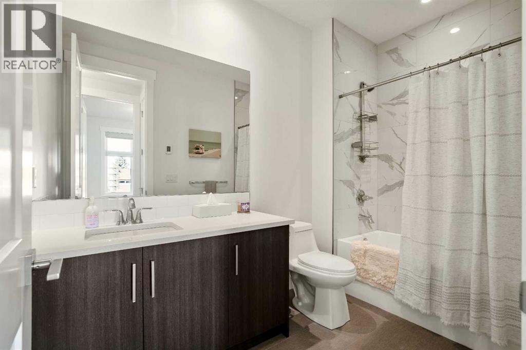 Upper Floor 4 Piece Bathroom - 303 30 Avenue Ne, Calgary, AB - Indoor Photo Showing Bathroom