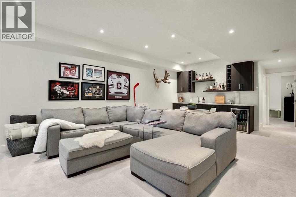 Great Space for Watching the Big Game - 303 30 Avenue Ne, Calgary, AB - Indoor Photo Showing Living Room