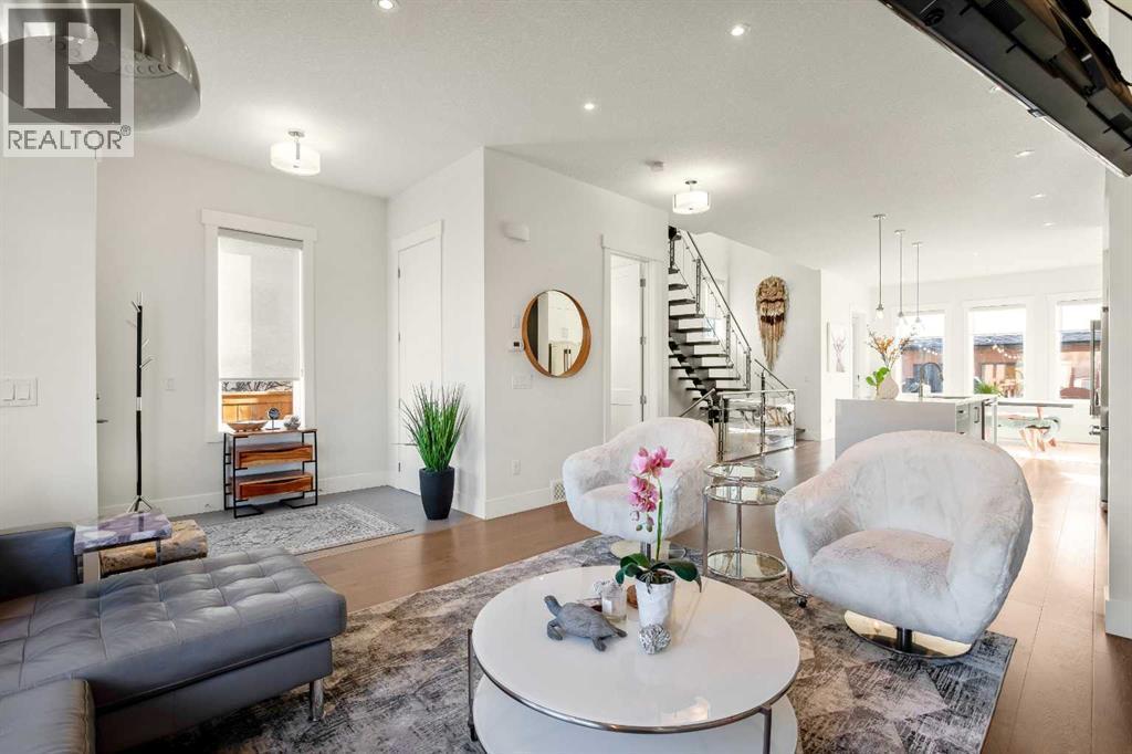 Very Bright & Open - 303 30 Avenue Ne, Calgary, AB - Indoor Photo Showing Living Room