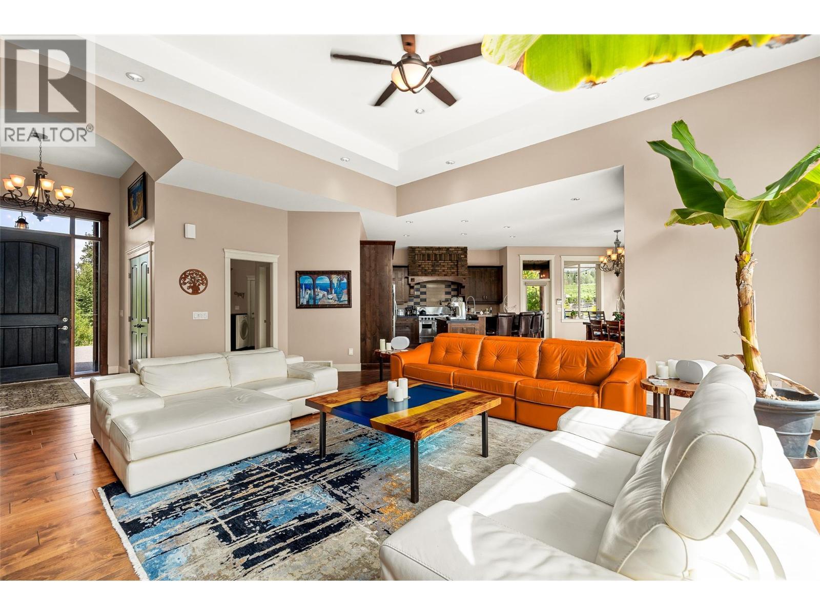 4284 Jaud Road, Kelowna, BC - Indoor Photo Showing Living Room