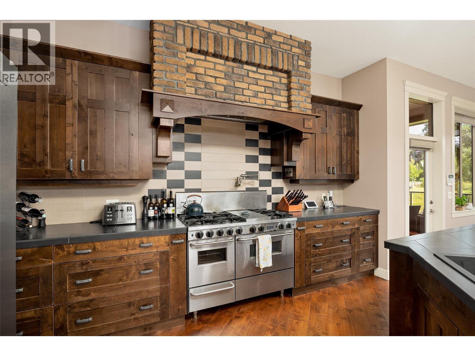 4284 Jaud Road, Kelowna, BC - Indoor Photo Showing Kitchen With Upgraded Kitchen