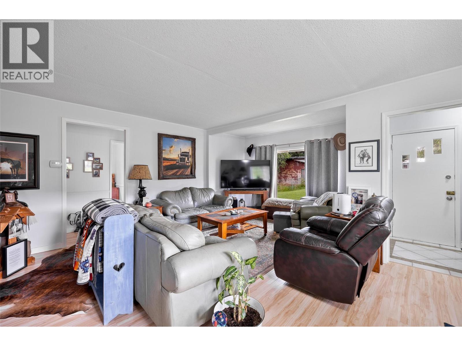 4284 Jaud Road, Kelowna, BC - Indoor Photo Showing Living Room