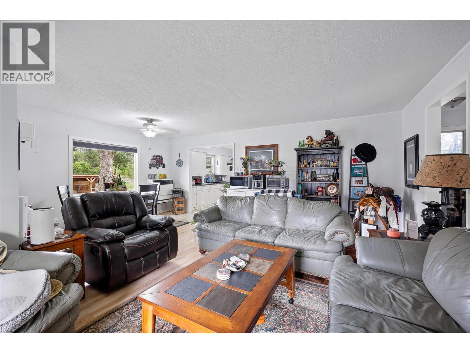 4284 Jaud Road, Kelowna, BC - Indoor Photo Showing Living Room