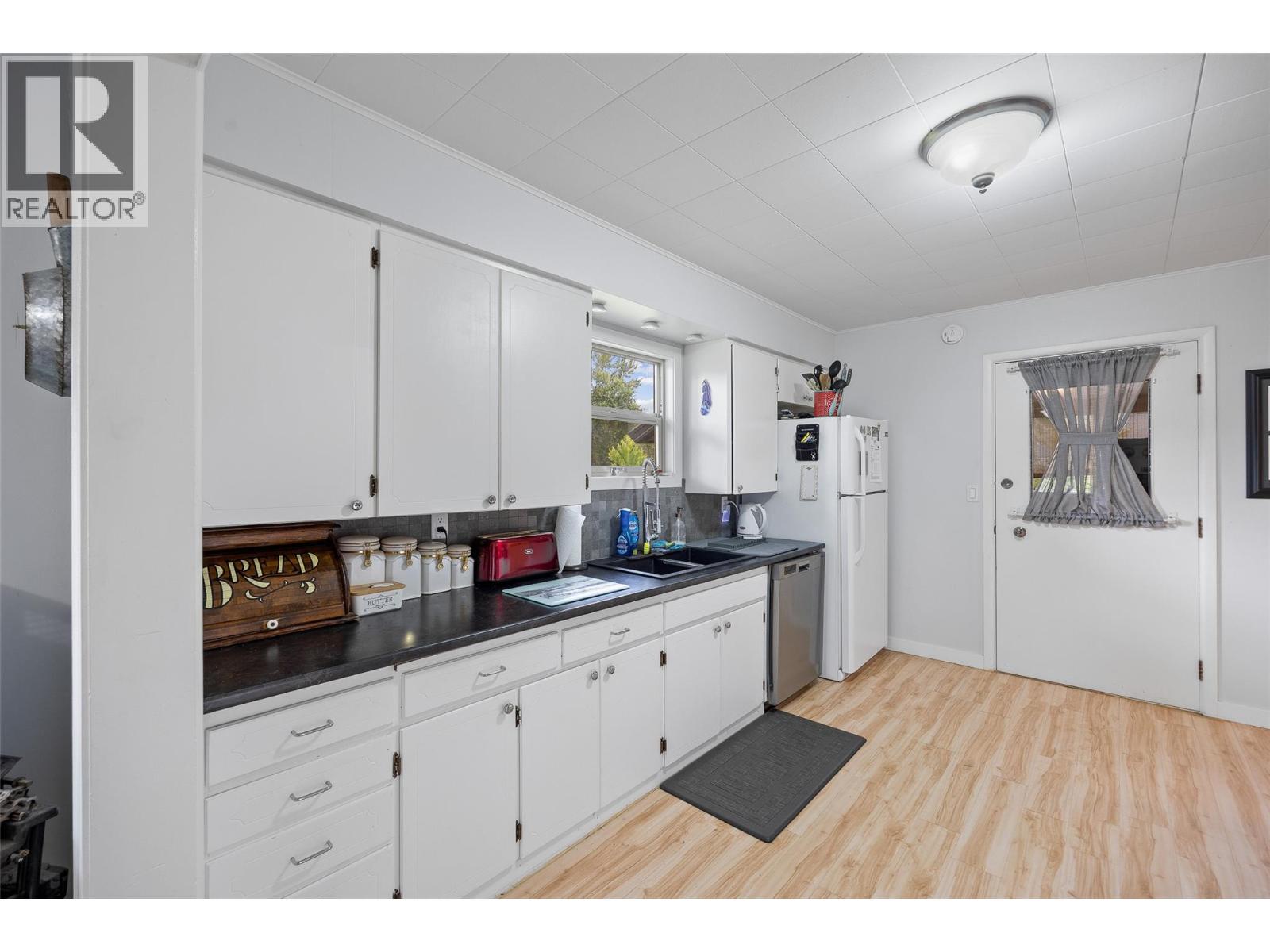 4284 Jaud Road, Kelowna, BC - Indoor Photo Showing Kitchen