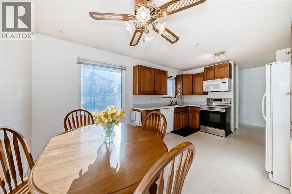 2205 80 Avenue Se, Calgary, AB - Indoor Photo Showing Dining Room