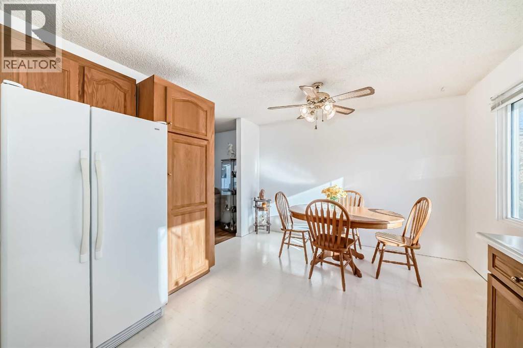 2205 80 Avenue Se, Calgary, AB - Indoor Photo Showing Dining Room