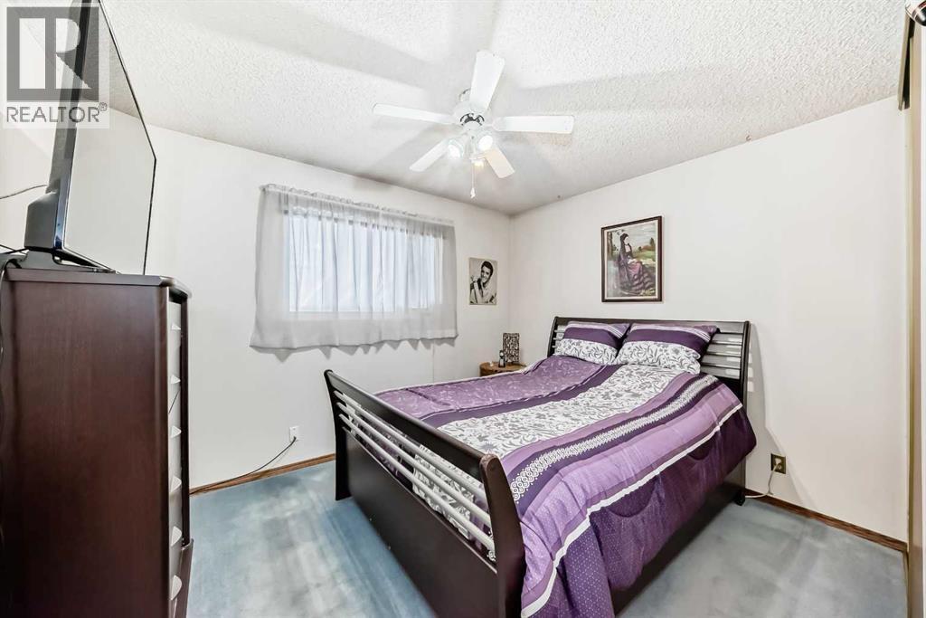 2205 80 Avenue Se, Calgary, AB - Indoor Photo Showing Bedroom
