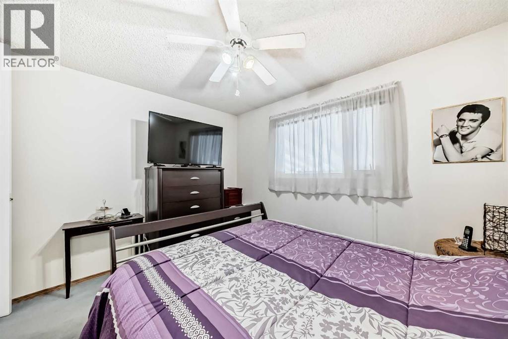 2205 80 Avenue Se, Calgary, AB - Indoor Photo Showing Bedroom
