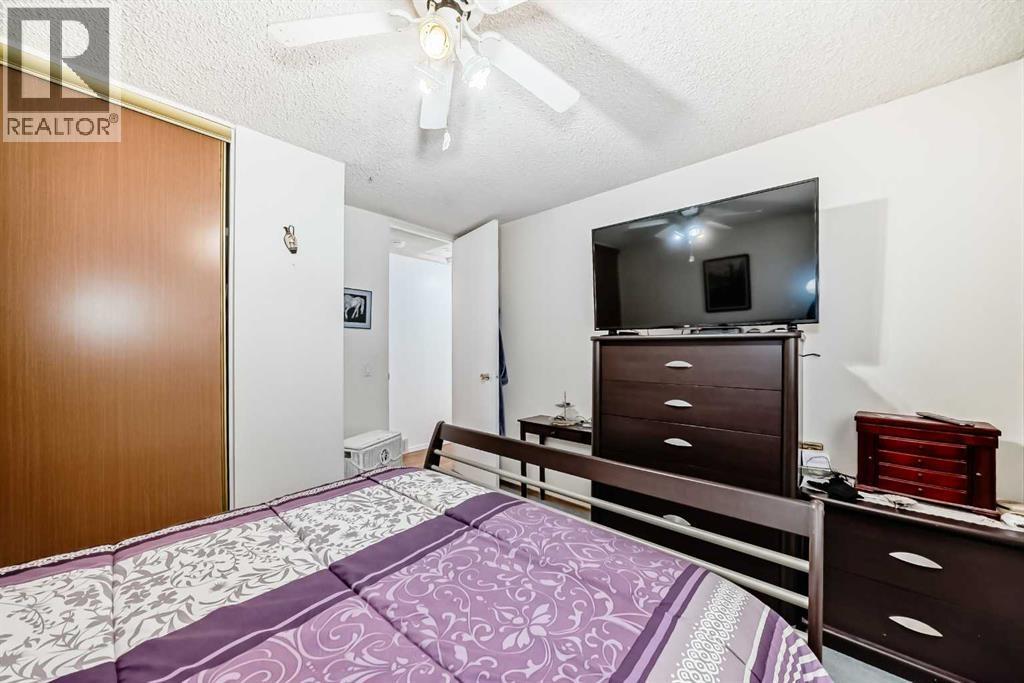 2205 80 Avenue Se, Calgary, AB - Indoor Photo Showing Bedroom