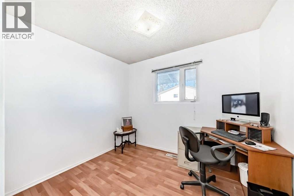 2205 80 Avenue Se, Calgary, AB - Indoor Photo Showing Office
