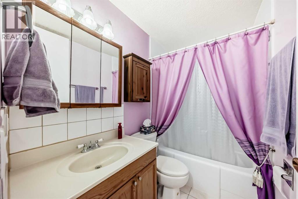 2205 80 Avenue Se, Calgary, AB - Indoor Photo Showing Bathroom