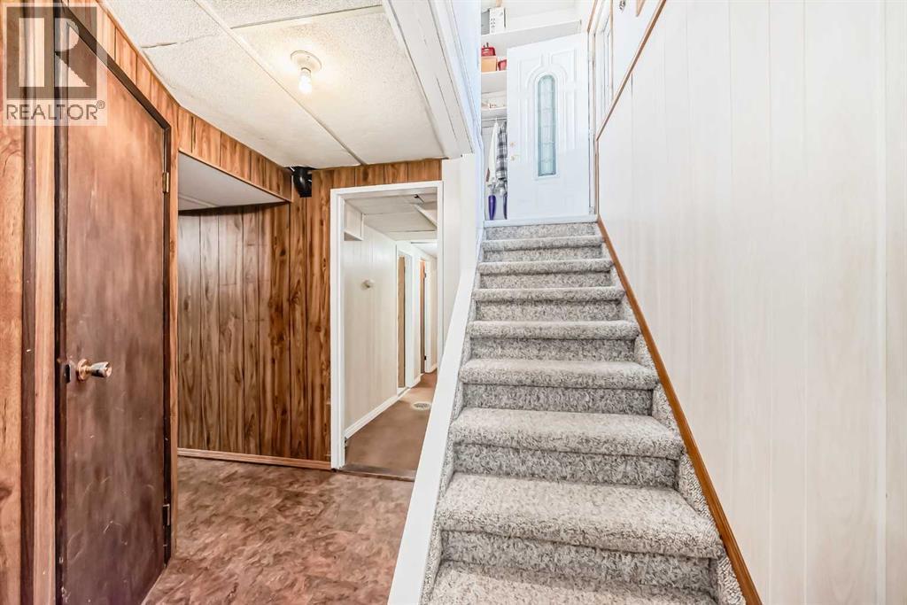 2205 80 Avenue Se, Calgary, AB - Indoor Photo Showing Other Room