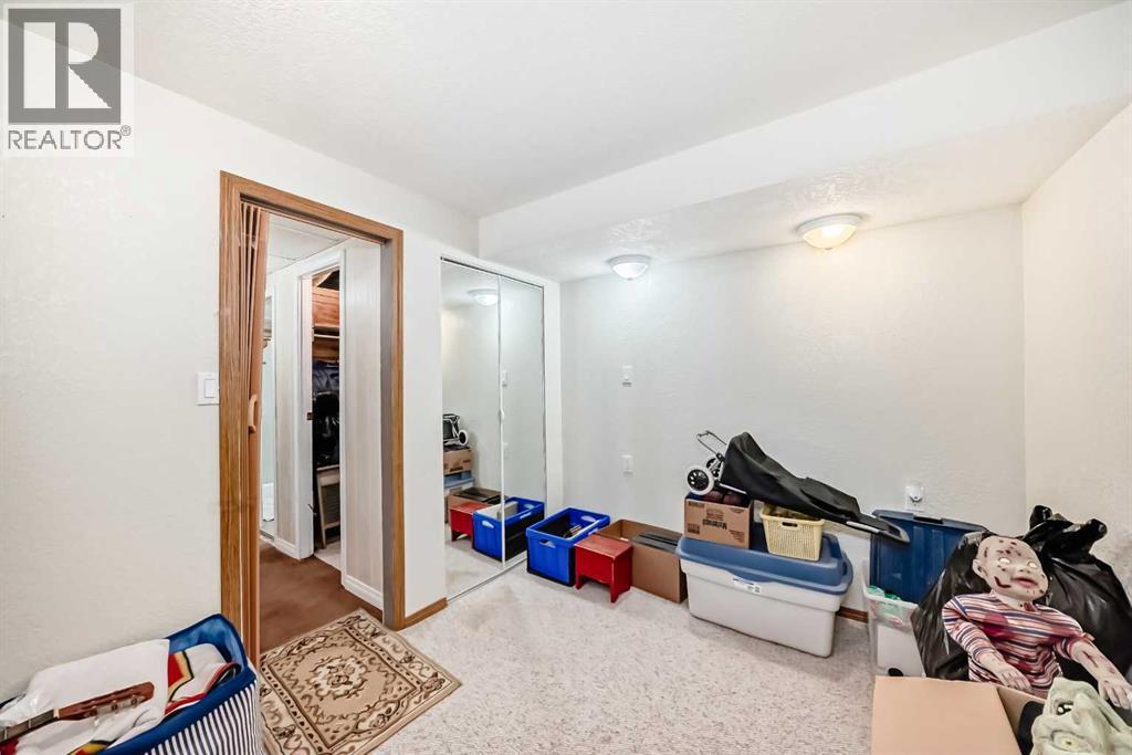 2205 80 Avenue Se, Calgary, AB - Indoor Photo Showing Other Room