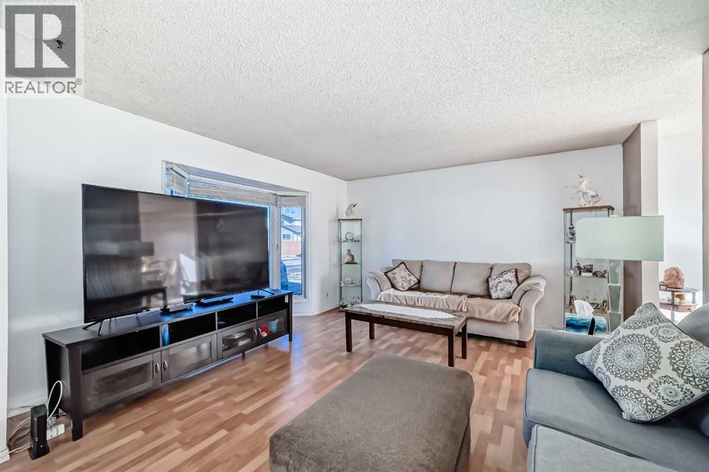 2205 80 Avenue Se, Calgary, AB - Indoor Photo Showing Living Room