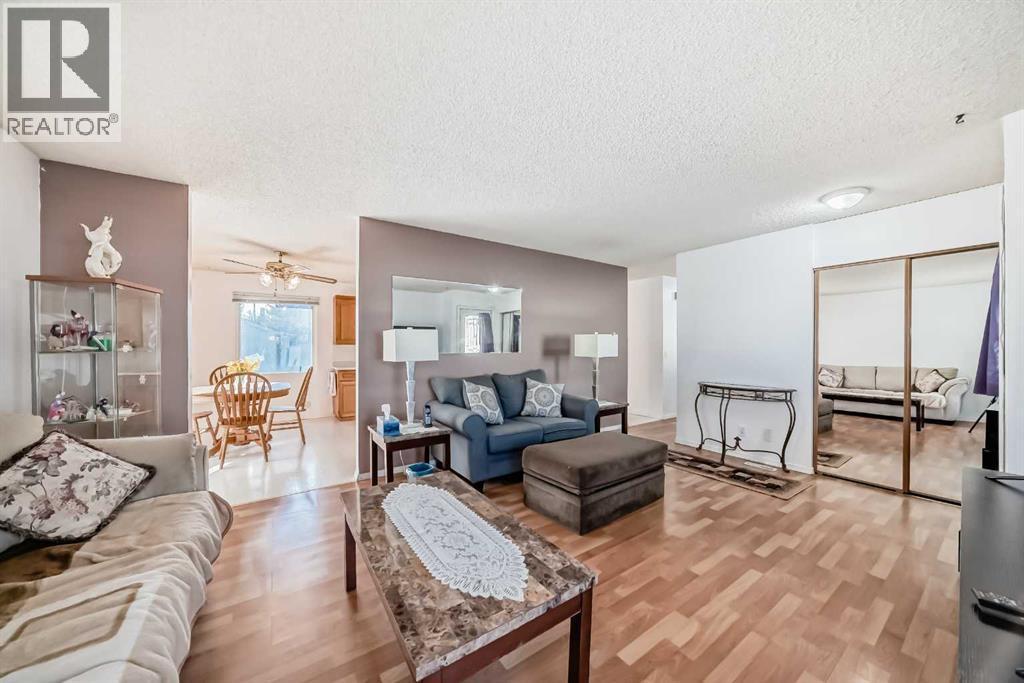 2205 80 Avenue Se, Calgary, AB - Indoor Photo Showing Living Room
