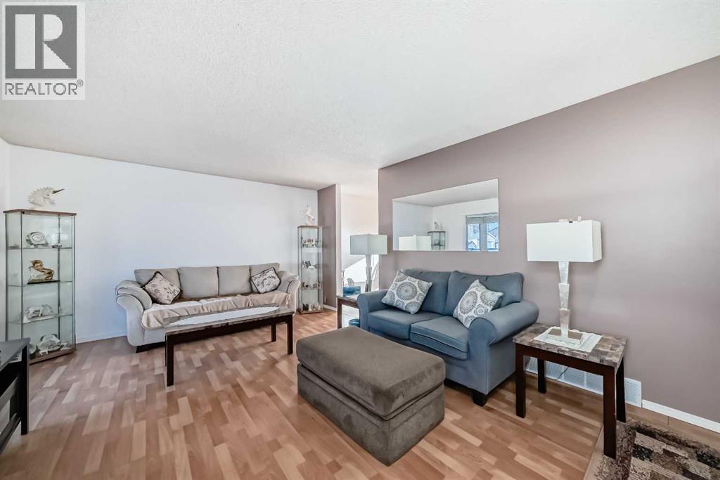 2205 80 Avenue Se, Calgary, AB - Indoor Photo Showing Living Room