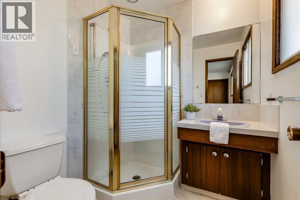 3387 Breton Close Nw, Calgary, AB - Indoor Photo Showing Bathroom