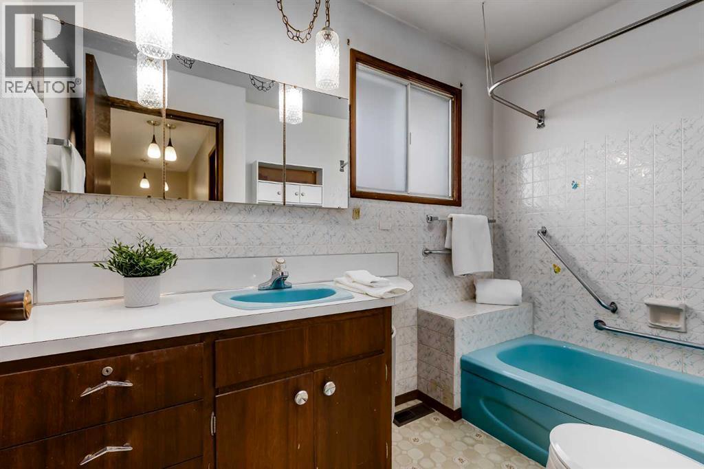 3387 Breton Close Nw, Calgary, AB - Indoor Photo Showing Bathroom