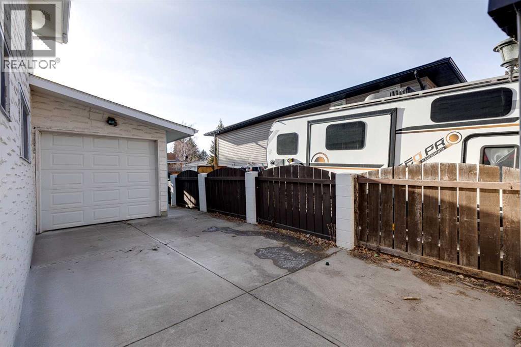 3387 Breton Close Nw, Calgary, AB - Outdoor With Exterior