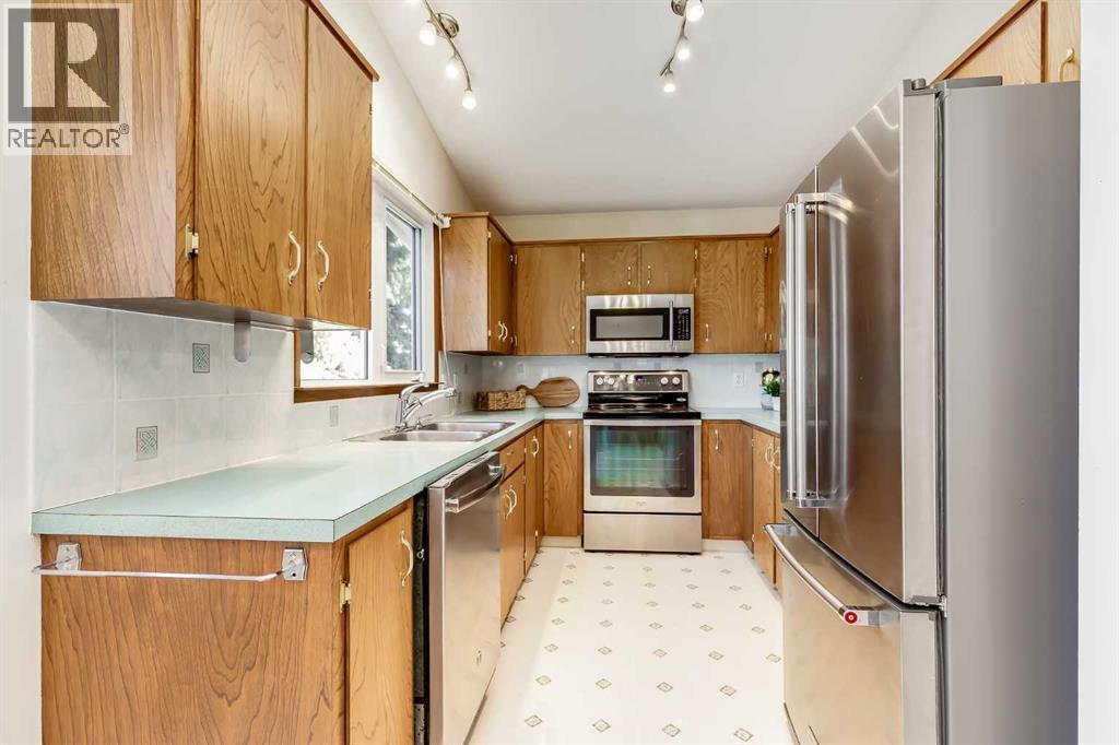 3387 Breton Close Nw, Calgary, AB - Indoor Photo Showing Kitchen With Stainless Steel Kitchen With Double Sink