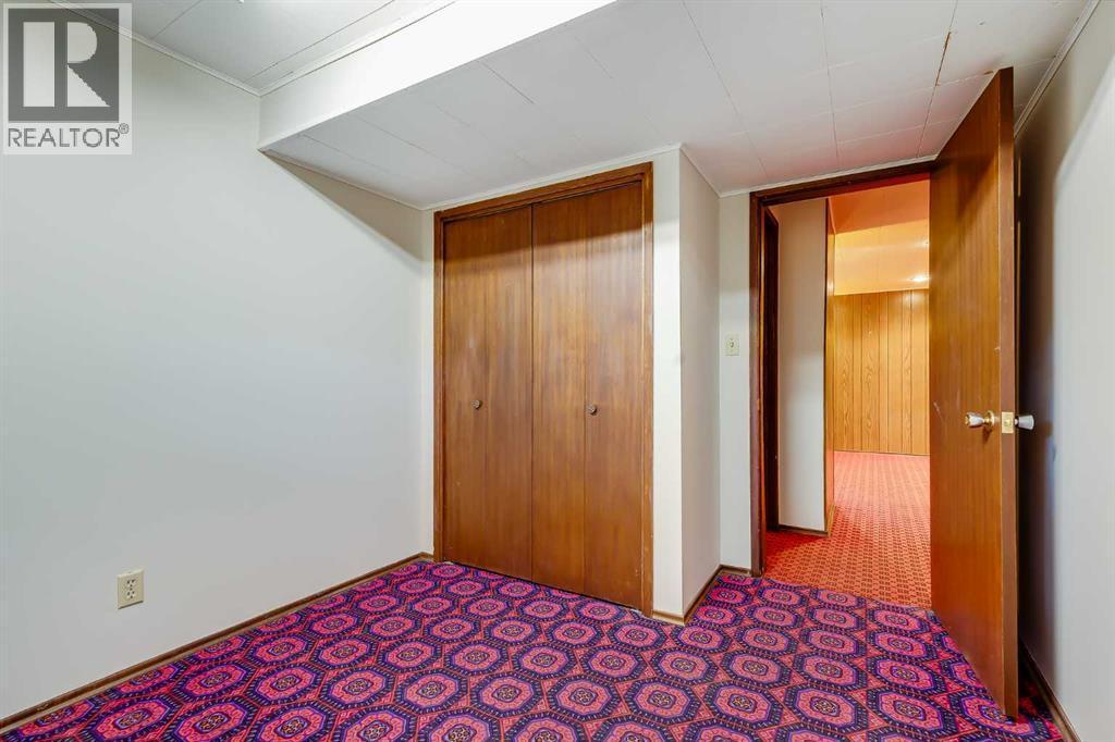 3387 Breton Close Nw, Calgary, AB - Indoor Photo Showing Bedroom