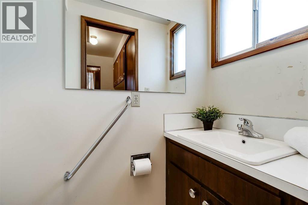 3387 Breton Close Nw, Calgary, AB - Indoor Photo Showing Bathroom