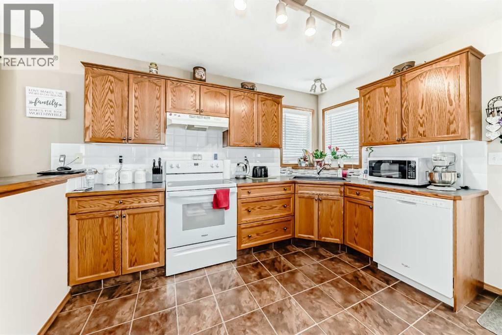 10 Kerr Close, Red Deer, AB - Indoor Photo Showing Kitchen
