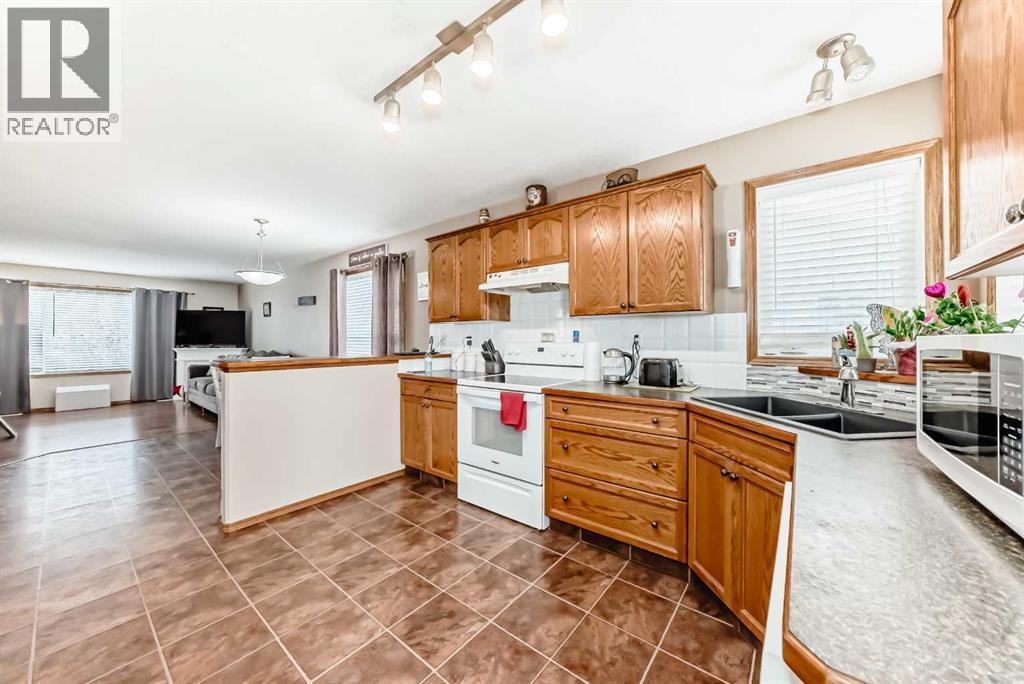 10 Kerr Close, Red Deer, AB - Indoor Photo Showing Kitchen With Double Sink