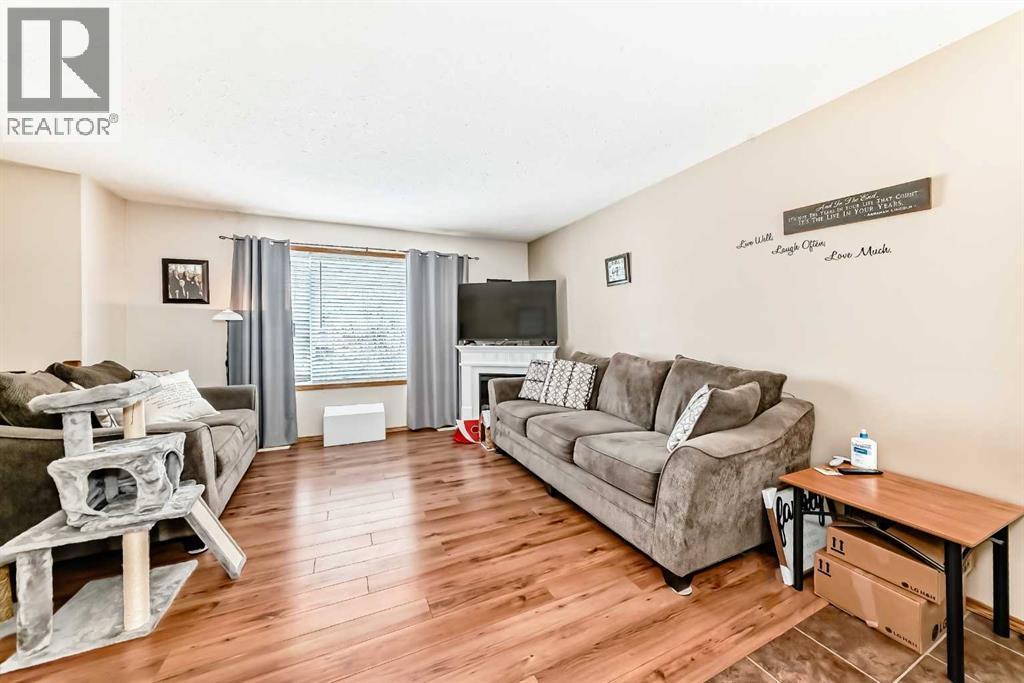 10 Kerr Close, Red Deer, AB - Indoor Photo Showing Living Room