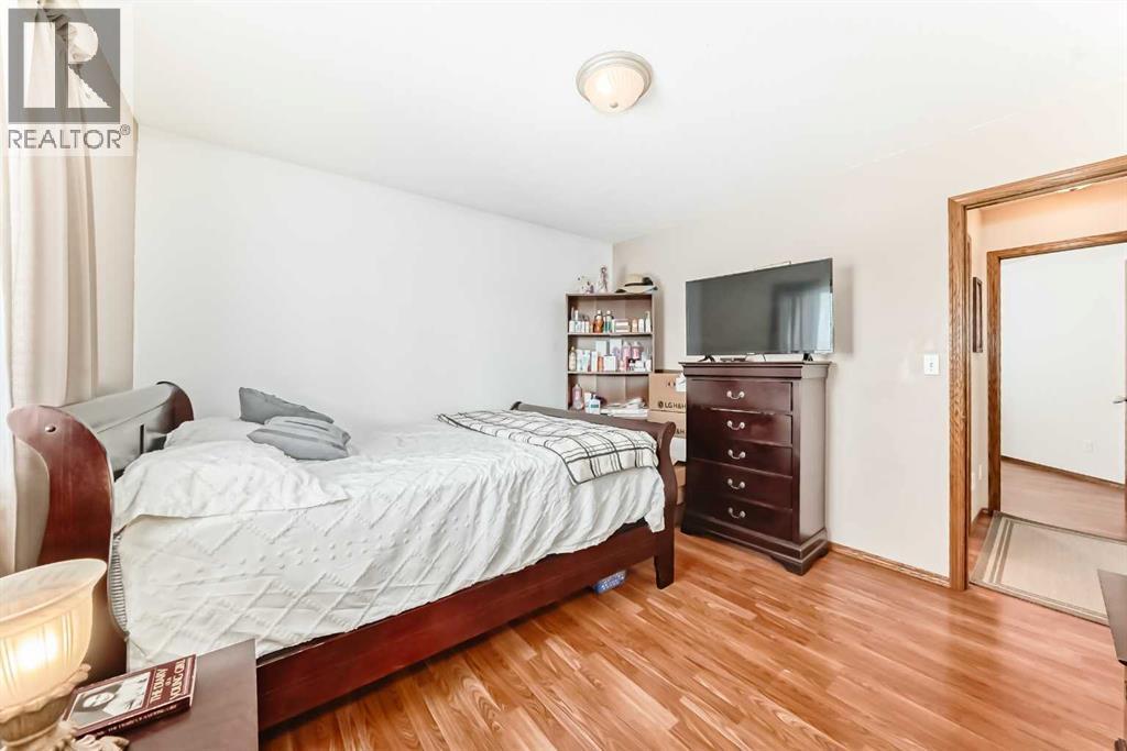 10 Kerr Close, Red Deer, AB - Indoor Photo Showing Bedroom