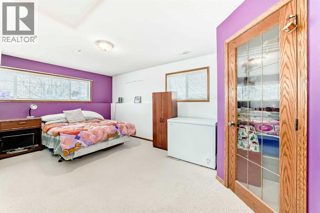 10 Kerr Close, Red Deer, AB - Indoor Photo Showing Bedroom
