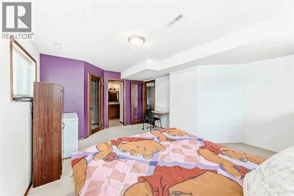 10 Kerr Close, Red Deer, AB - Indoor Photo Showing Bedroom