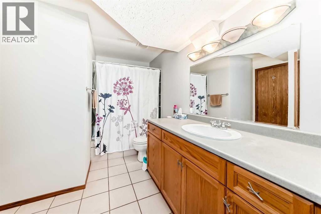 10 Kerr Close, Red Deer, AB - Indoor Photo Showing Bathroom