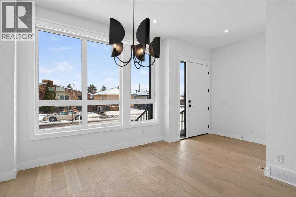 1137 41 Street Sw, Calgary, AB - Indoor Photo Showing Other Room