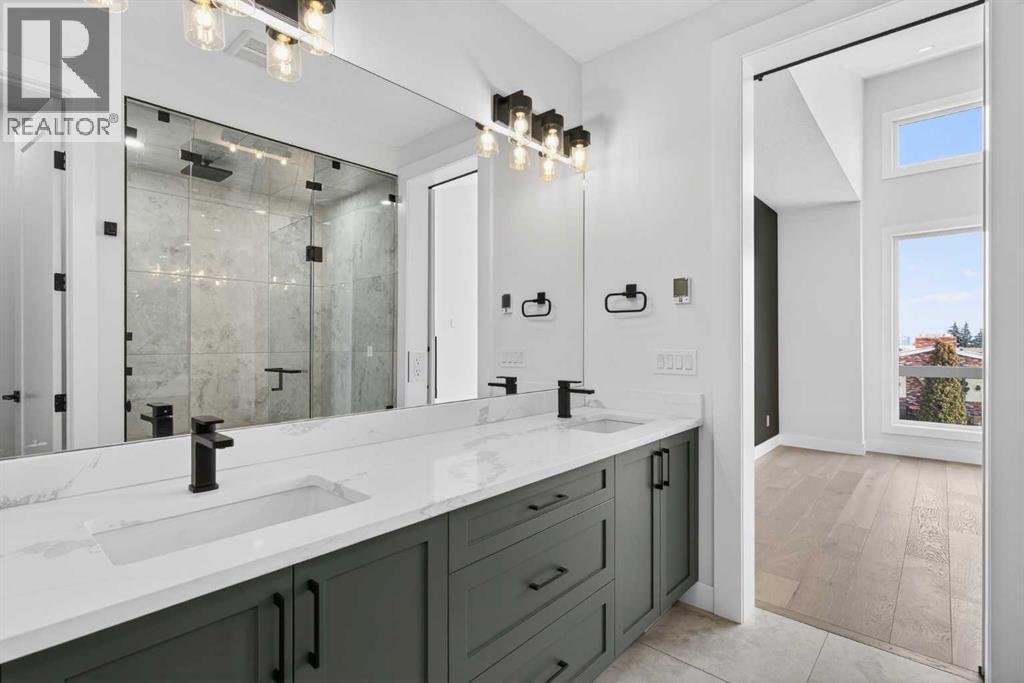 1137 41 Street Sw, Calgary, AB - Indoor Photo Showing Bathroom
