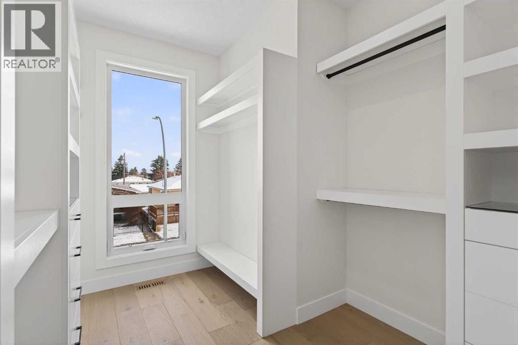 1137 41 Street Sw, Calgary, AB - Indoor