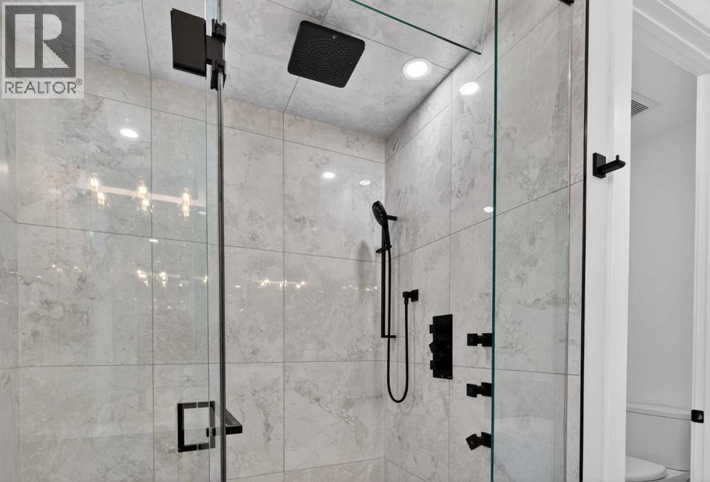 1137 41 Street Sw, Calgary, AB - Indoor Photo Showing Bathroom