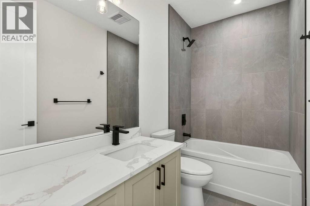1137 41 Street Sw, Calgary, AB - Indoor Photo Showing Bathroom