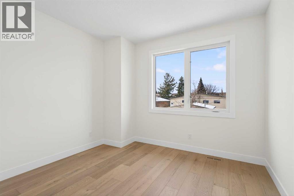 1137 41 Street Sw, Calgary, AB - Indoor Photo Showing Other Room