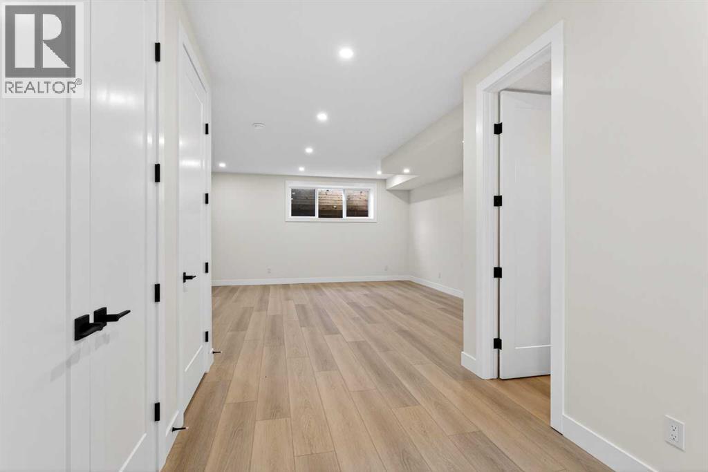 1137 41 Street Sw, Calgary, AB - Indoor Photo Showing Other Room