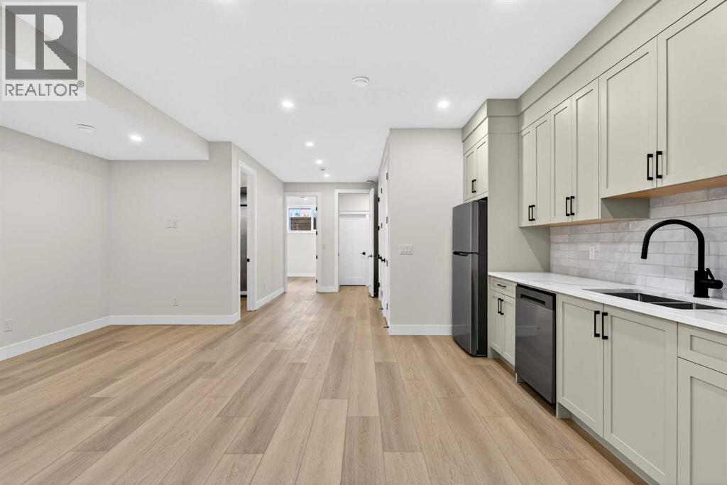 1137 41 Street Sw, Calgary, AB - Indoor Photo Showing Kitchen With Double Sink